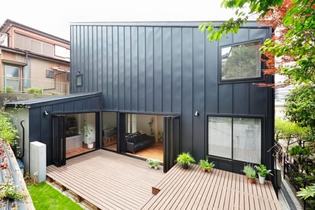 テラス側から見た外観／建物を南側に寄せることで敷地にできる影をなくし、光の通り道となるテラスを設けた
