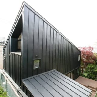 ロフトに設けられた窓／吹き抜けの天井に位置する南向きの窓から陽光を取り入れた