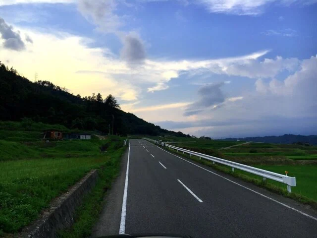 山梨県韮崎市の自然豊かな車道風景