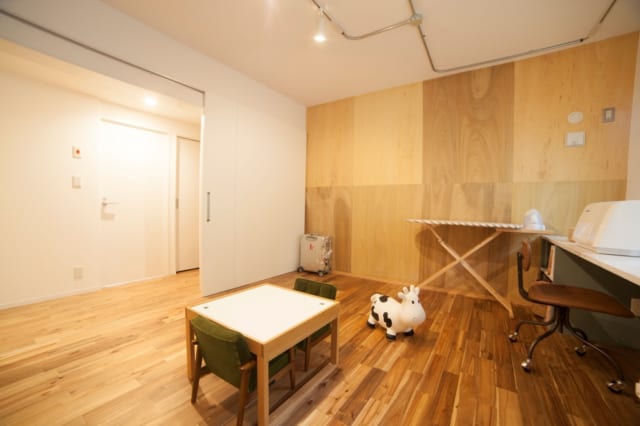 子ども部屋の壁には、趣の異なる合板を互い違いに張り付け、遊び心をくすぐる空間に