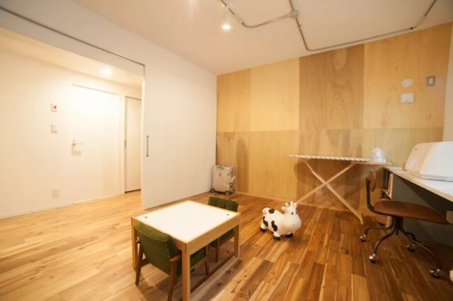 子ども部屋の壁には、趣の異なる合板を互い違いに張り付け、遊び心をくすぐる空間に