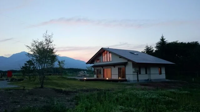 野辺山の広大な自然に調和する伝統工法の佇まい