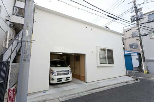 すっきりした外観はガレージのシャッターを閉じてしまえば、さらにシンプルになる。