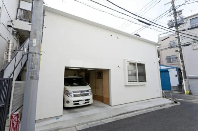 すっきりした外観はガレージのシャッターを閉じてしまえば、さらにシンプルになる。
