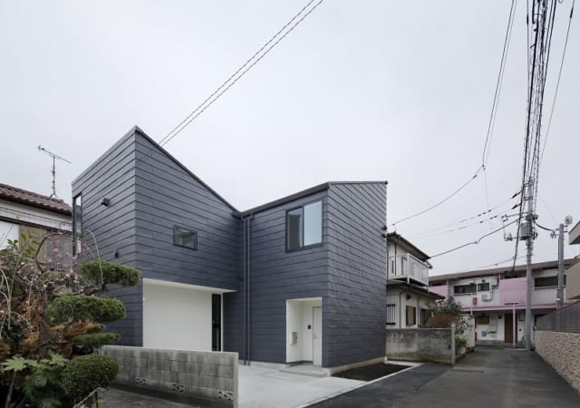 繁田諭　

【写真1】C棟 外観／外に向かって広がる片流れ屋根を持つ特徴的な外観。道路より奥まった2階部分がV字天井のLDKとなる
