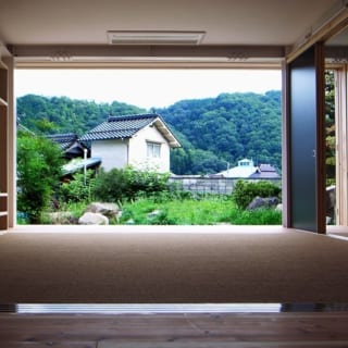 【写真】座敷から南側を望む。ガラスも障子も大きく開けて、庭と山が広がる景色を存分に楽しむことができる

