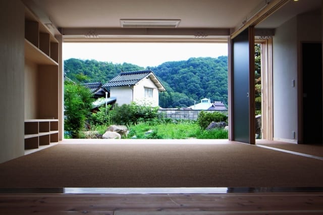【写真】座敷から南側を望む。ガラスも障子も大きく開けて、庭と山が広がる景色を存分に楽しむことができる
