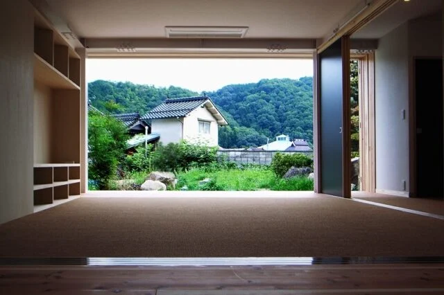 【写真】座敷から南側を望む。ガラスも障子も大きく開けて、庭と山が広がる景色を存分に楽しむことができる
