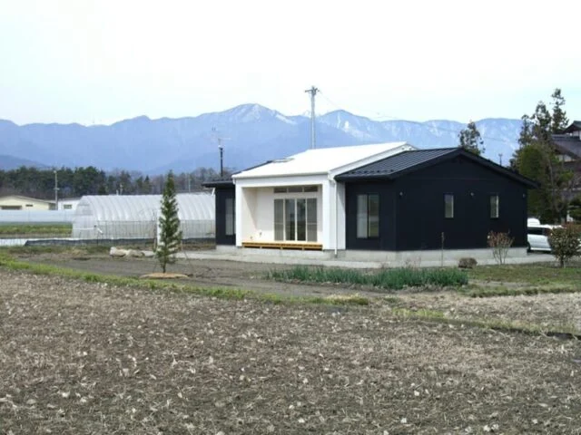 田園風景に突如現れるモダンな平屋は、室内にも新しいLDK提案
