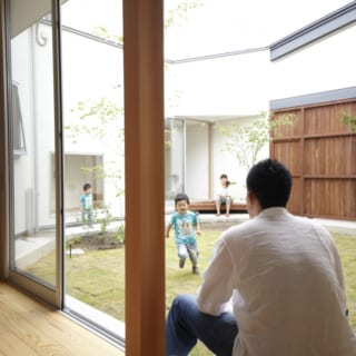 走り回れる芝生の広場。芝の管理は造園の仕事をしていた井川さんにとっては慣れたもの