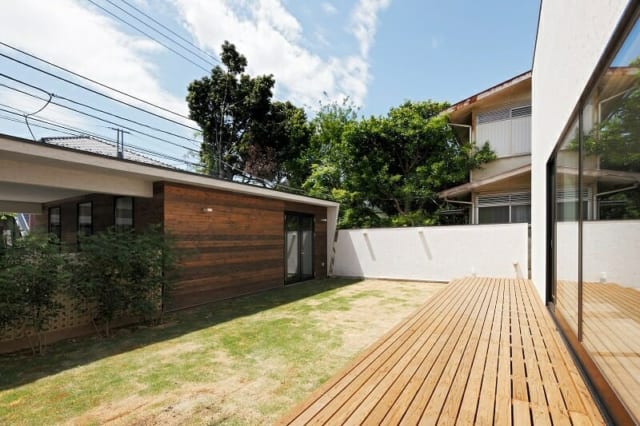 ガレージは建物側から見ても見栄えよく。焼杉を貼りつけたり、中庭に植林したりと工夫している
