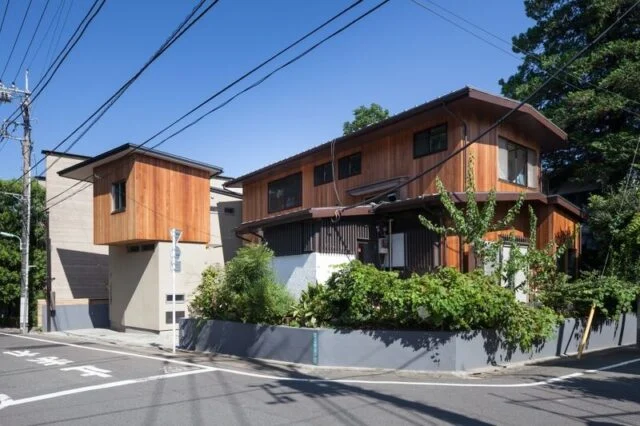 2階の個室部分は、手前の母家と同じ木の外装に。個室の影がうつっているのが、渡辺明さん設計のW-HOUSE