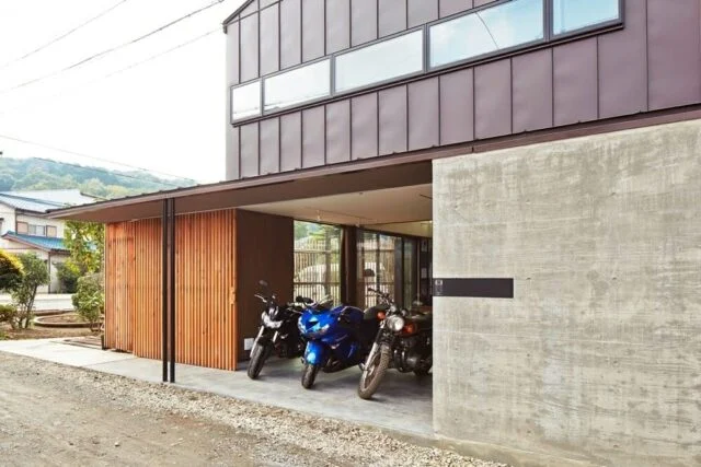 外観／バイクガレージにはご夫婦の趣味であるお気に入りのバイクが停められている