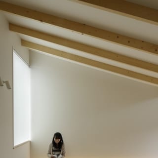 繁田諭　

【写真2】C棟 2階　リビングダイニング／腰掛にも使えるゆったりとした備え付けの収納ベンチ。写真のダイニング側は上蓋が開き、リビング側はTV台としての利用も想定し引き出しタイプに
