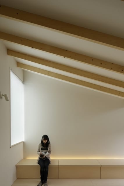 繁田諭　

【写真2】C棟 2階　リビングダイニング／腰掛にも使えるゆったりとした備え付けの収納ベンチ。写真のダイニング側は上蓋が開き、リビング側はTV台としての利用も想定し引き出しタイプに
