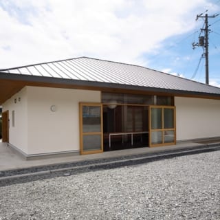 【写真】屋根は外から見たときに、目につきやすい。周囲の家となじむよう道路側からは寄せ棟に見えるかたちにした。屋根のかけかたは室内の環境にも影響するため苦労したそう
