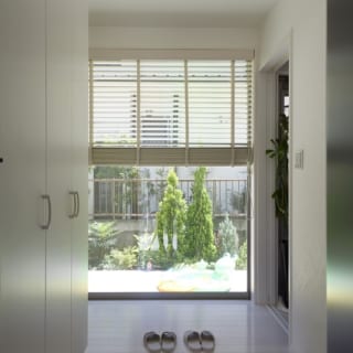 玄関の目の前には大きな窓。打ち合わせで訪れた以前のアパートは玄関が狭かったため、玄関は明るく広く感じられるようにしてあげたいと考えたそう。