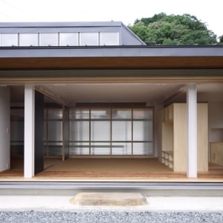 【写真】庭から見た座敷。屋根の上に見えている小窓は暗くなりがちな北側の土間に光を落とすためにとりつけた
