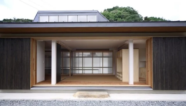 【写真】庭から見た座敷。屋根の上に見えている小窓は暗くなりがちな北側の土間に光を落とすためにとりつけた
