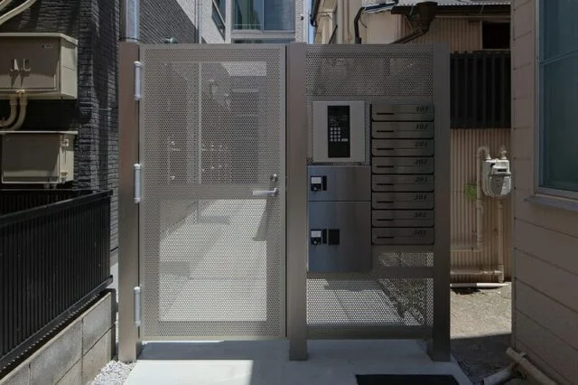 防犯カメラ、オートロックの設置。死角になりやすい旗竿地においてしっかりとセキュリティは担保した。
