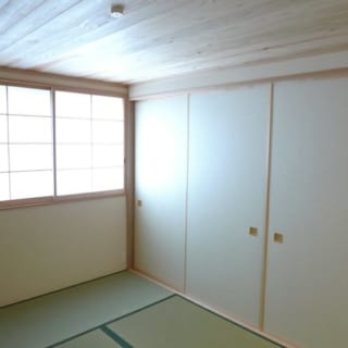 和室もある。一番奥の襖のなかには仏壇をしまうスペースがつくってある。