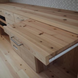 1階　キッチン造作家具／床はヒノキ、ほとんどの建具や造り付けの家具はスギを使用。いずれも地元・埼玉のときがわ町のものだ。キッチンの食器棚は、スライド部分までスギでつくり込んである