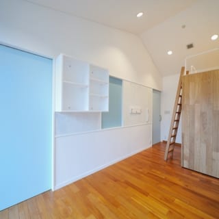 壁に付けられた棚は、自由に場所をカスタマイズできる。また、斜めの天井は、もとの大部屋のときの名残。斜めにすることで天井が高くなっている。
