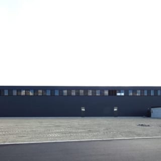 撮影：GEN INOUE

北面／将来の増設計画を考え、シンプルな造りになっている。増設の際は、窓の下部から始まる上り勾配の屋根を付ける予定
