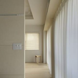 山崎　裕史

ベットスペースからリビング方向を見る。 カーテンを通すことにより繋がりが強調される。
