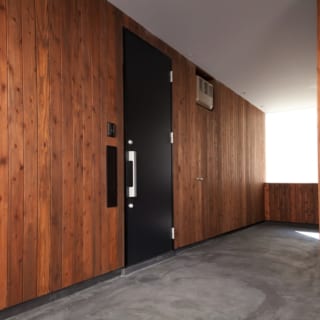 エントランスホールから住戸の入り口を見て。この雰囲気は他では滅多に見られない