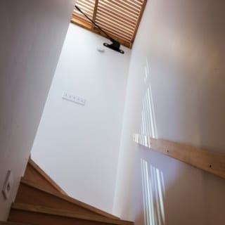 1階～2階への階段／上部のグレーチングはロフト階の床の一部。日差しを通すので、ロフト階に入る自然光がここまで降りてくる