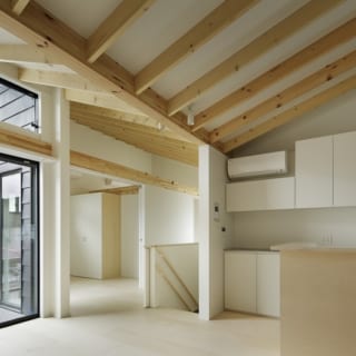 繁田諭　

【写真5】C棟 2階　リビング～個室／写真奥の個室は、扉を閉じても上は抜けるデザイン。目線を遮らず開放的
