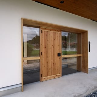 【写真】形ばかりでも玄関がほしいということで、建て替え前と変わらない幅の玄関を東南の位置に設けることに
