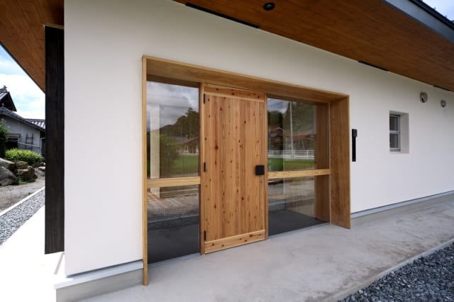 【写真】形ばかりでも玄関がほしいということで、建て替え前と変わらない幅の玄関を東南の位置に設けることに
