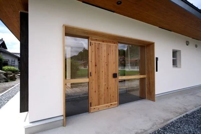【写真】形ばかりでも玄関がほしいということで、建て替え前と変わらない幅の玄関を東南の位置に設けることに
