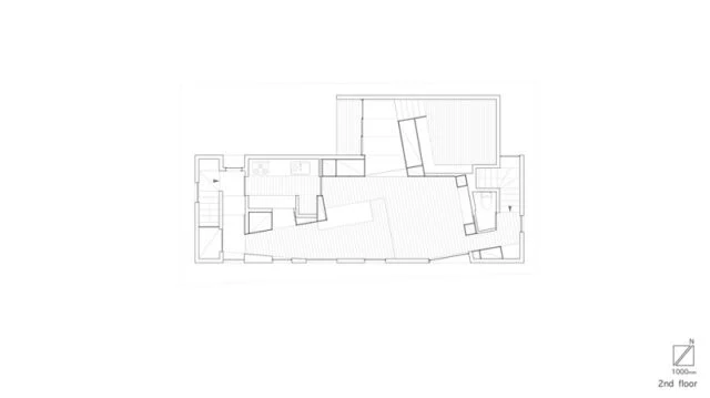2階　間取り図／図面右端には1階のエントランスへ続く階段が、図面左端には1階の水回りなどに近い階段が配置されている。この2つの階段があることで、建物が持つ可能性はぐんと広がった