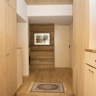 玄関の壁面には青森ヒバを使い、贅沢に。以前の玄関とは随分、雰囲気が変わった