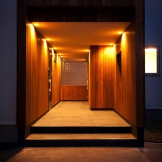 夜のエントランスホール。
