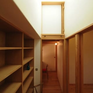 読書スペース／リビングの裏、子供部屋の向かい側にも棚を設け、トップライトを設置。「ここで読書できるよう、光をたっぷり採りこめる設計にしました」
