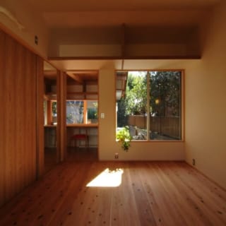寝室／写真左側は一面クロゼット。それに加え、入口上部には奥行きのある棚がある。シンプルながらも収納力は抜群
