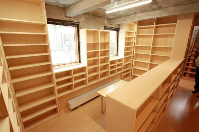 娘さんと奥さんが勉強できる図書スペース。独立した部屋ではなく、廊下につながっている空間にすることで、廊下の圧迫感をなくした。