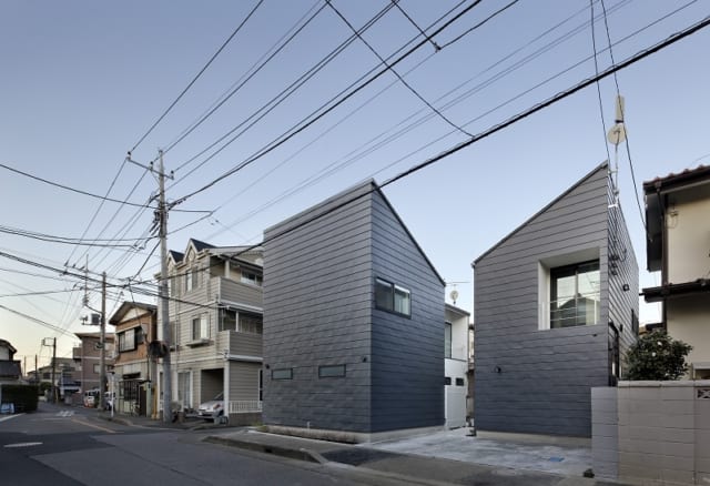 繁田諭　

【写真9】A棟 外観／ひとつの敷地に2戸のL字型の家をうまく収めている。お互いの視線が気にならないよう家の配置をずらし、窓の位置も考えた。B、C棟と同じ黒いガルバニウム鋼板の外壁だが、それぞれの印象が異なる
