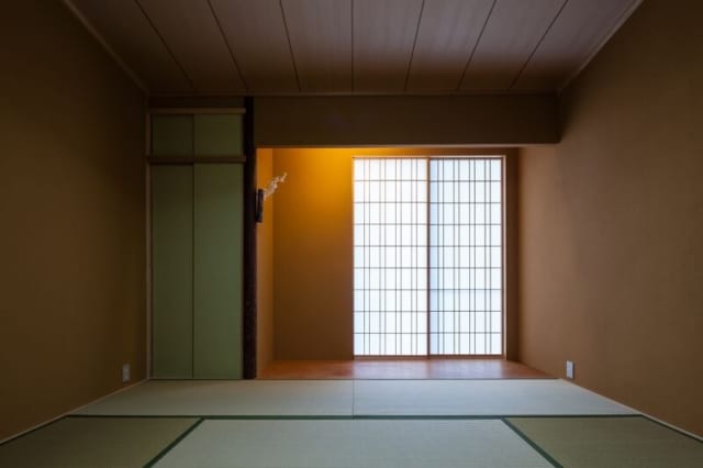 壁を１枚しまって、障子を2枚ひいた状態。ガラッと雰囲気が変わる
