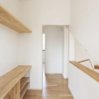 2階　子供部屋／部屋にいてもこもりきらないよう、右側に階段や1階を見下ろせる空間が空いている。左の棚は奥様の化粧台として活用