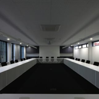 撮影：GEN INOUE

ふすま～会議室／写真左手、ブラインドの代わりにふすまが窓を覆っている。また、住宅地に接する2階東面にあるため、左手の窓から有孔折板がうかがえるが暗さは感じない
