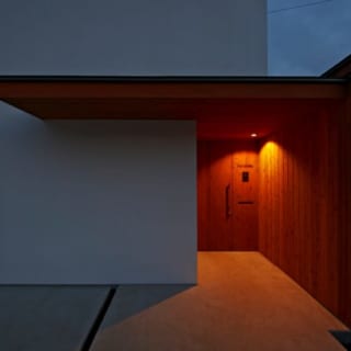 桜並木から見る外観西面／桜並木から見た西面。夜のアプローチも美しい
