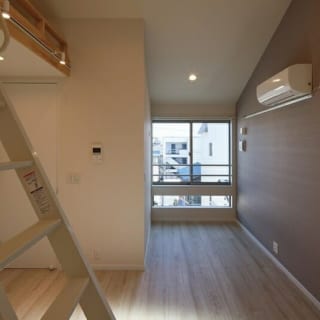 ロフトのある3階部屋。大きな窓からは道路側を望むことが出来る