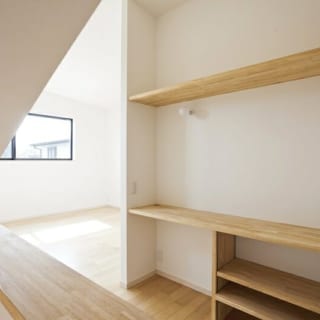 廊下～子供部屋／部屋の外から子供部屋を見た写真。化粧台が視線を遮るためか、プライベート空間が適度に守られている