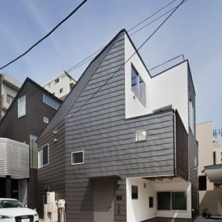 S邸外観。外壁と屋根はガルバリウム鋼板。