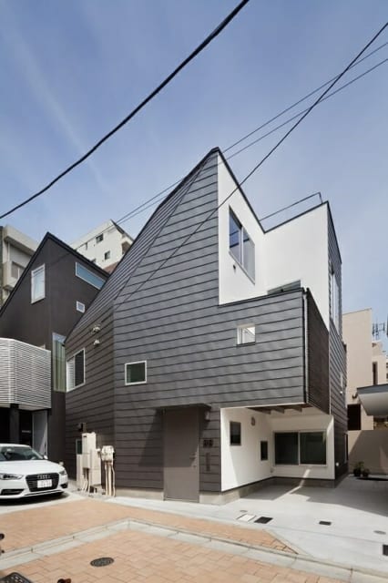 S邸外観。外壁と屋根はガルバリウム鋼板。
